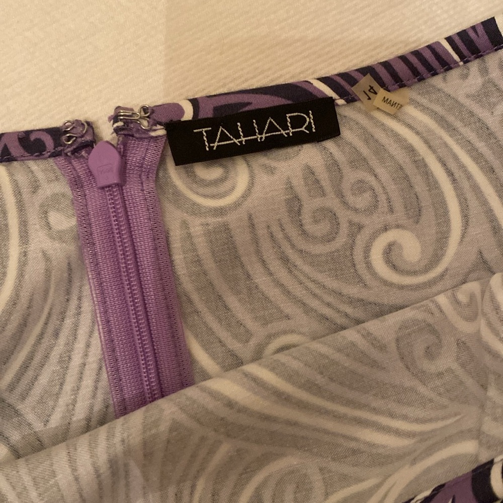 Tahari skirt with wonderful modern swirl print - Picture 3 of 8